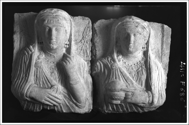 Tombeau de Iarhaï, deux plaques de loculi avec buste de femme et inscription palmyrénienne provenant de l’exèdre ouest ; deux bustes féminin, texte araméen illisible (Palmyre, Syrie) ca 1923